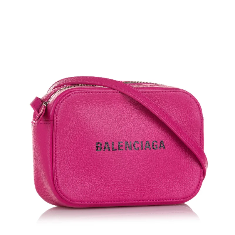 Balenciaga City bag with tassel - decorated zipper pullsBalenciaga Everyday XS Camera Bag (SHG-37572)