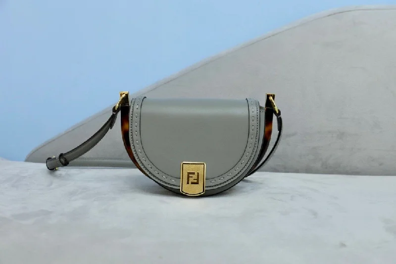 Fendi crossbody bags with a convertible strap that can be worn multiple waysNew Arrival Bags Fendi 056