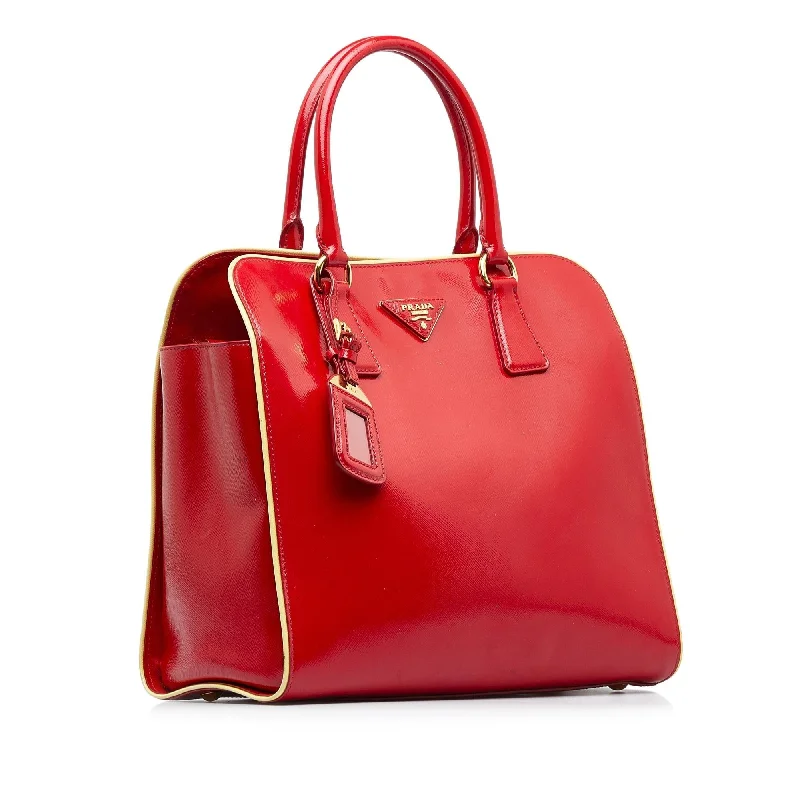 Ladies Prada Galleria bags with gold - toned hardware for a luxurious touchPrada Saffiano Vernice Satchel (SHG-PB49aJ)