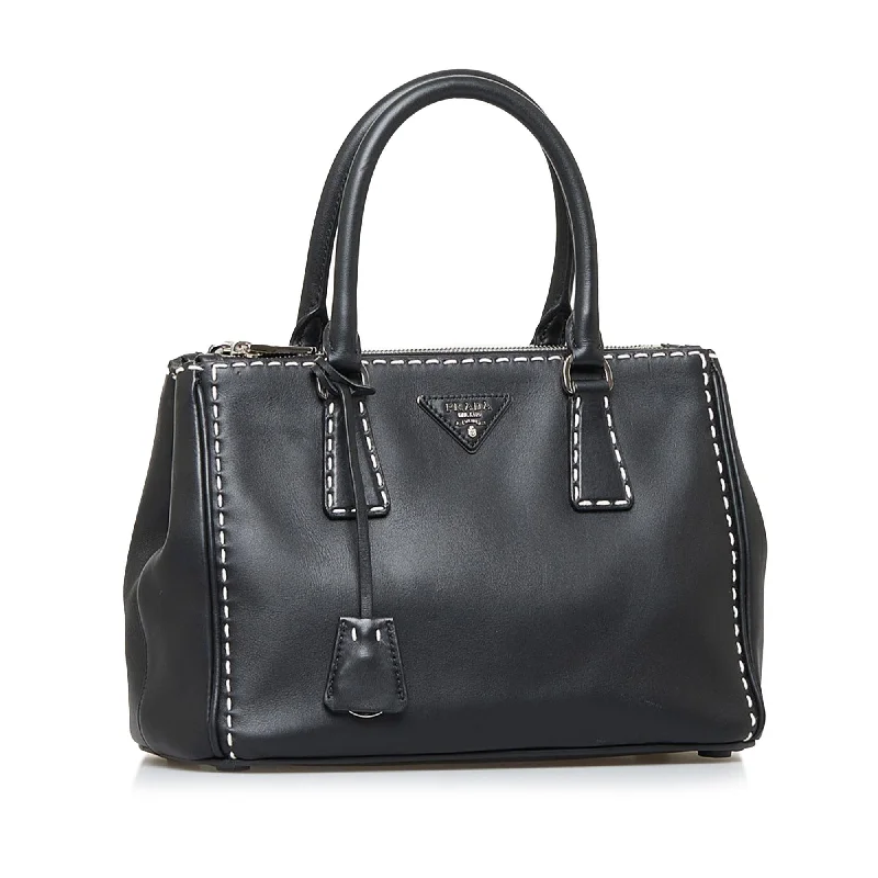 Prada bags with a chain - link trim and a leather body for a modern and stylish edgePrada Small City Calf Hand Stitched Galleria Double Zip (SHG-Tte58w)