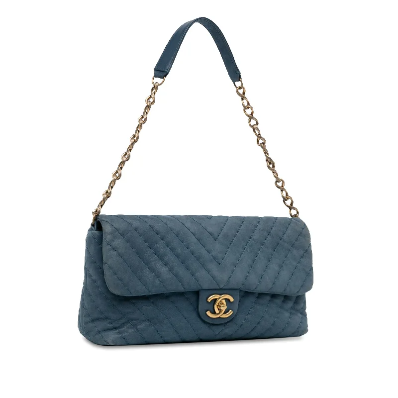 Chanel Lightweight Handbag for Daily ErrandsChanel Jumbo Chevron Iridescent Surpique Flap (w8I8Ii)