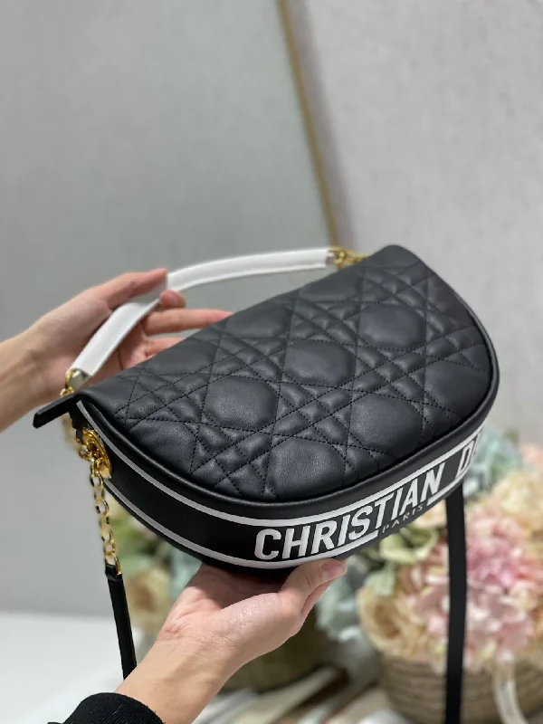 Fashion - forward Christian Dior tote bags for the modern womanChristian Dior Bags  657